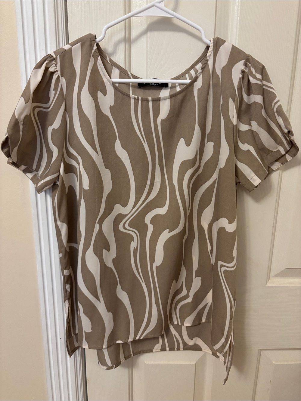 Women’s Taupe and White Patterned Short Sleeve Blouse